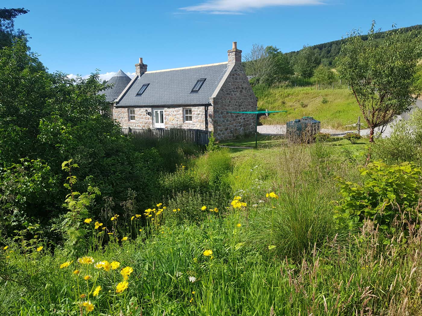 25 miles from Aberdeen, Balmoral Estate a short drive away